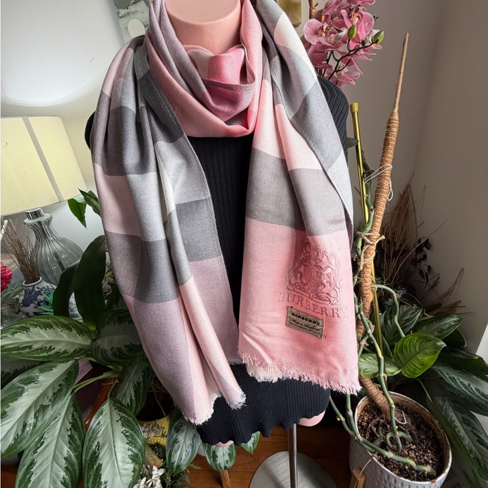 Burberry Wrap Shawl Scarf. - Picture 5 of 16